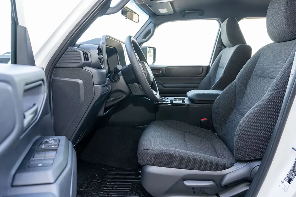 Este Toyota Land Cruiser básico se vende en la Península Ibérica… pero no lo puedes comprar 9 Motor16 Toyota Land Cruiser Prado 2025 7 Motor16