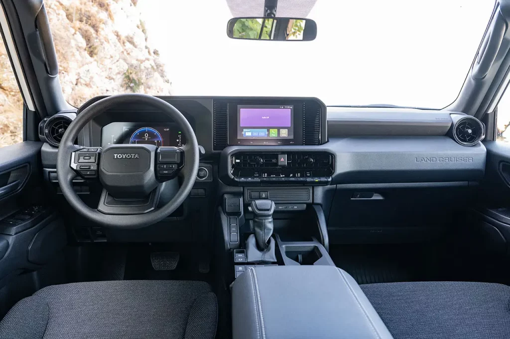 Este Toyota Land Cruiser básico se vende en la Península Ibérica… pero no lo puedes comprar 2 Motor16 Toyota Land Cruiser Prado 2025 9 Motor16