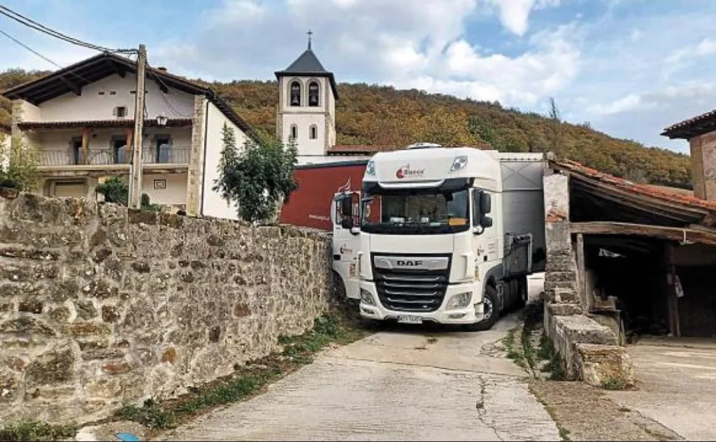 Trampa curva camiones Etulain Navarra Motor16