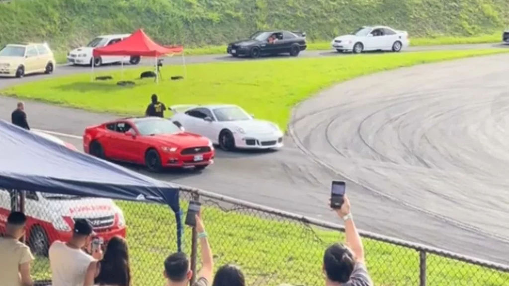 ¿Qué puede salir mal en una carrera entre un Porsche 911 y un Ford Mustang? Esto: 1 Motor16 Así se dio el accidente entre el Ford Mustang y el Porsche 911