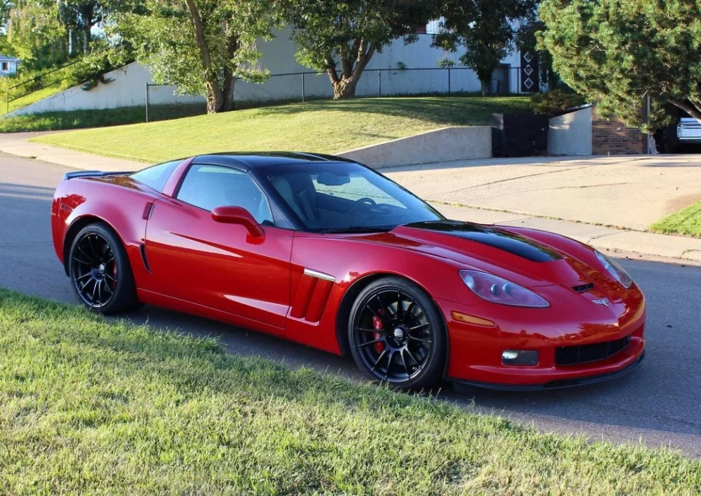 Se le cae este Chevrolet Corvette del elevador y ofrece una miseria a su dueño 2 Motor16 Cuánto vale el Corvette afectado por la caída del elevador