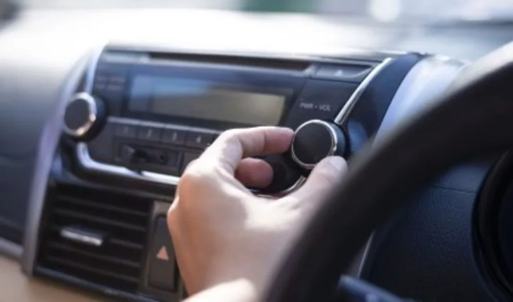 ¿Apagas la radio cuando aparcas?: la ciencia explica los motivos 2 Motor16 La "carga cognitiva" y su relación con el hecho de reducir el volumen al momento de estacionar