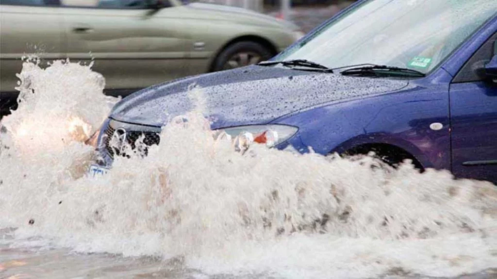 coche inundado Motor16