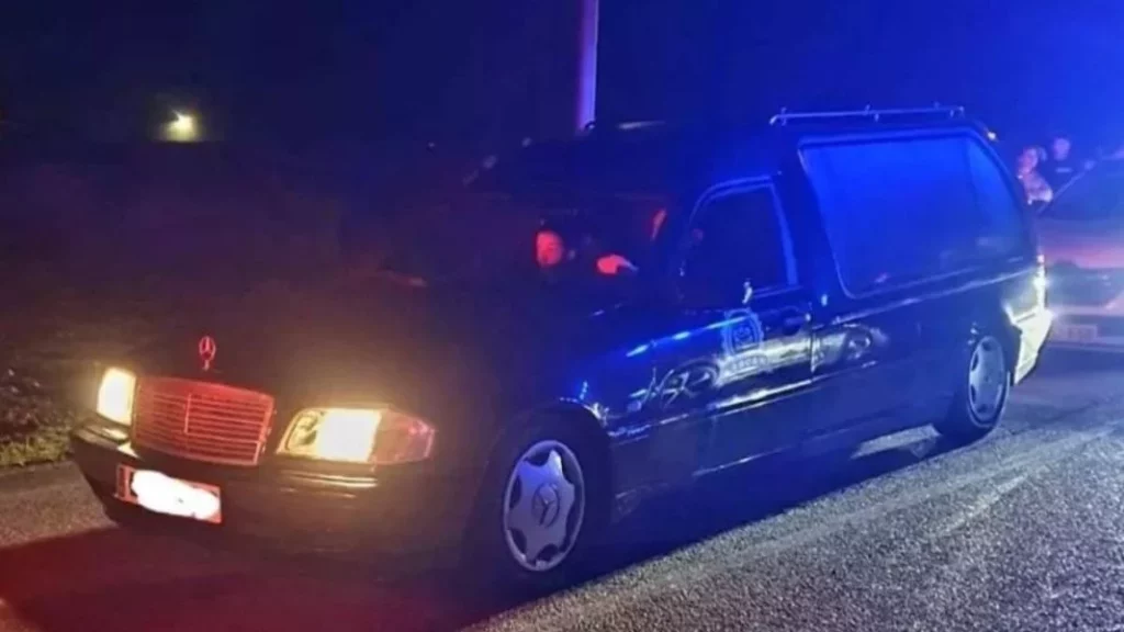 La insólita decisión de ir con un coche fúnebre a una carrera