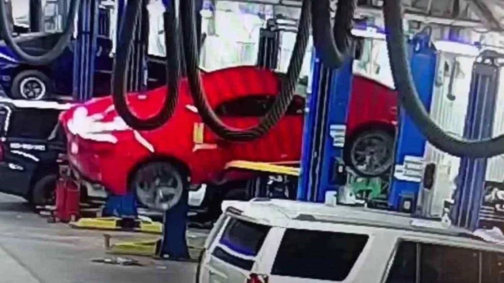 Se le cae este Chevrolet Corvette del elevador y ofrece una miseria a su dueño 1 Motor16 La disputa entre el dueño del Chevrolet Corvette y el taller