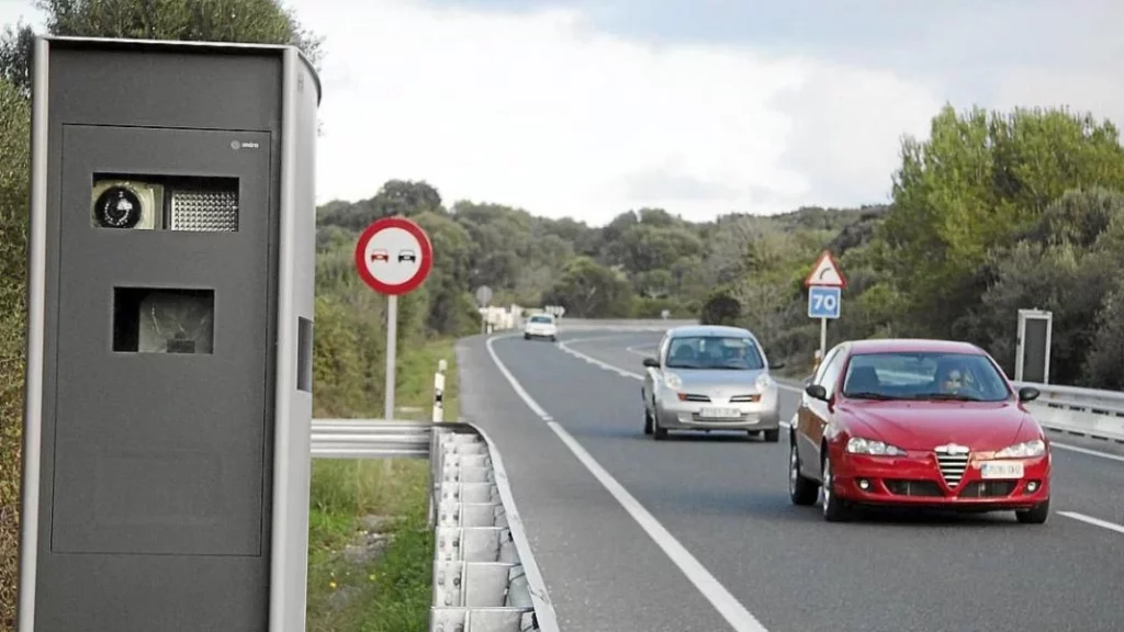 El curioso motivo por el que los radares de la DGT solo te pillan por detrás 52 Motor16 DGT