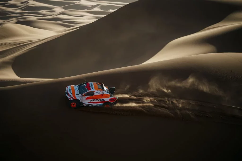 Isidre Esteve y su Toyota Hilux se preparan para el Dakar 2 Motor16 isidre esteve rally marruecos 2024 Motor16