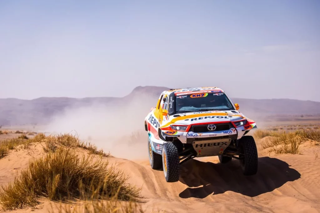 Isidre Esteve y su Toyota Hilux se preparan para el Dakar 3 Motor16 isidre esteve toyota hilux t1 plus dakar 3 Motor16
