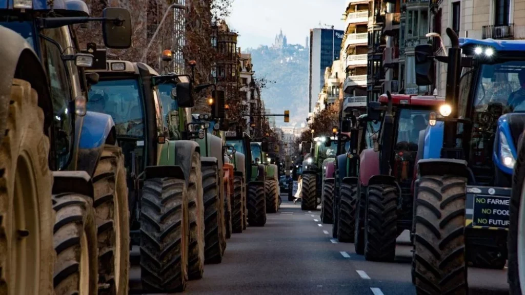 La DGT ahora da consejos de cómo se debe conducir un tractor por las vías públicas 106 Motor16 carretera