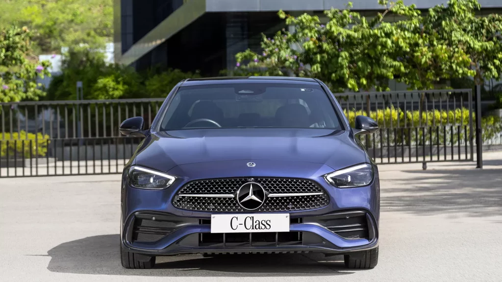 El coche que sumará a su colección Ilia Topuria tras el KO a Holloway 2 Motor16 El Mercedes Benz Clase C que luce Topuria en su colección