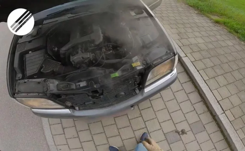 La Autobahn que aniquiló a un indestructible Mercedes-Benz 2 Motor16 ¿Qué generó que salga humo desde el motor del Mercedes-Benz?