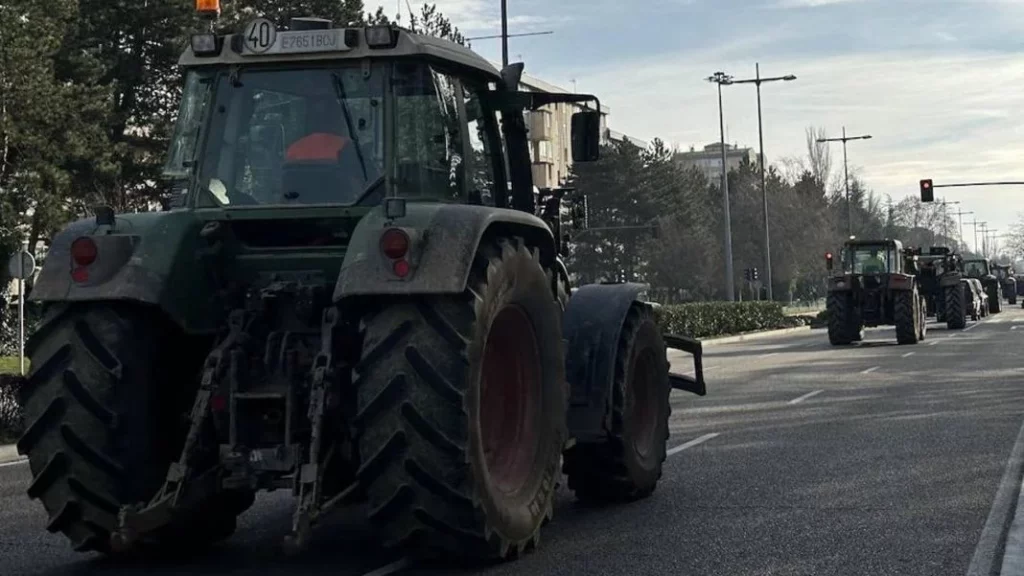 La DGT ahora da consejos de cómo se debe conducir un tractor por las vías públicas 104 Motor16 vehículos