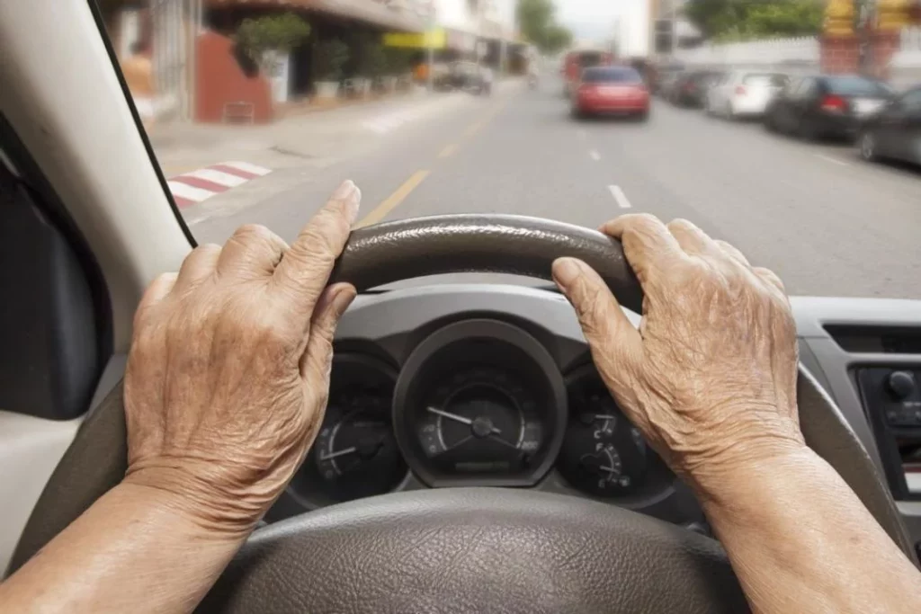 El nuevo 'pero' que pone la DGT a los mayores de 65 años para que no sigan conduciendo 40 Motor16 médico