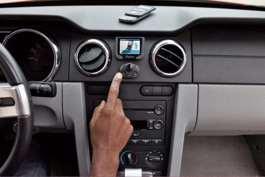 ¿Se puede utilizar el móvil mientras conduces? Las 3 excepciones que lo permiten 1 Motor16 ¿Cuál es la forma permitida de usar el móvil mientras conduces?