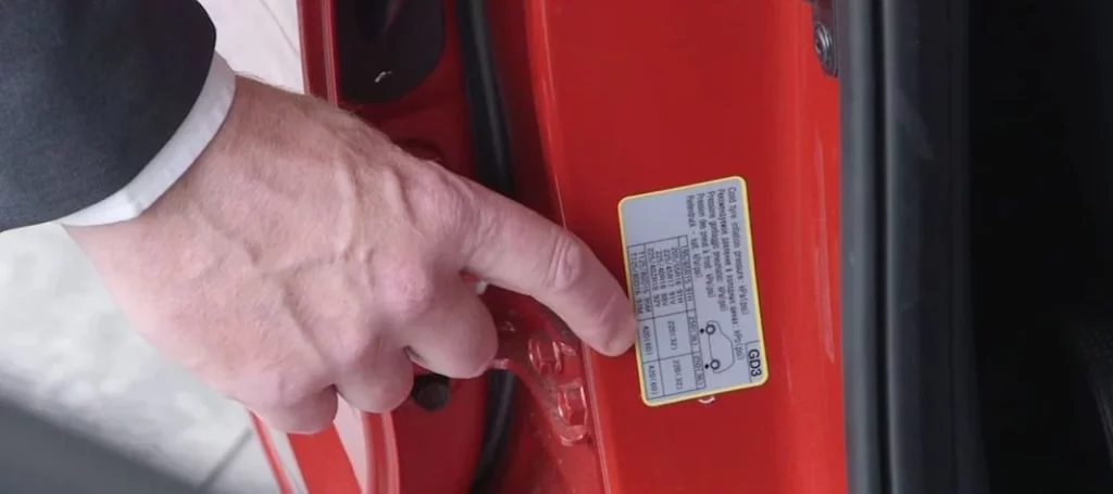 La pegatina que te ayuda a saber que presión necesitan los neumáticos de tu coche