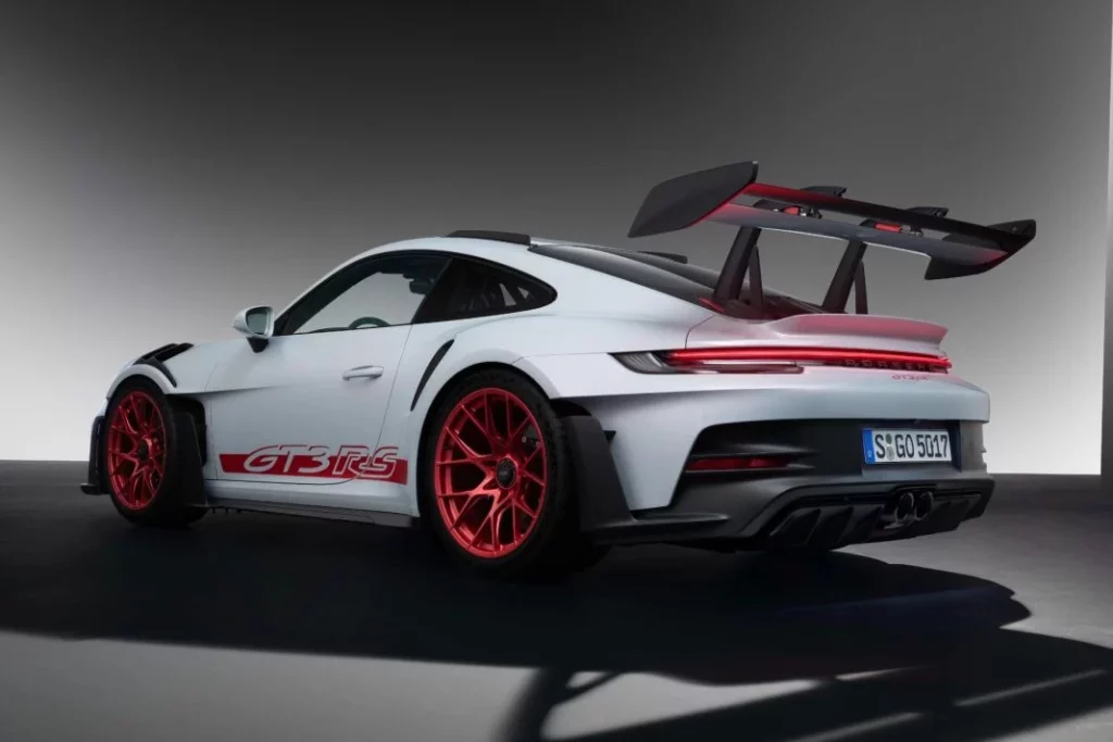 El coche que sumará a su colección Ilia Topuria tras el KO a Holloway 1 Motor16 El Porsche 911 GT3 que concuce Topruia