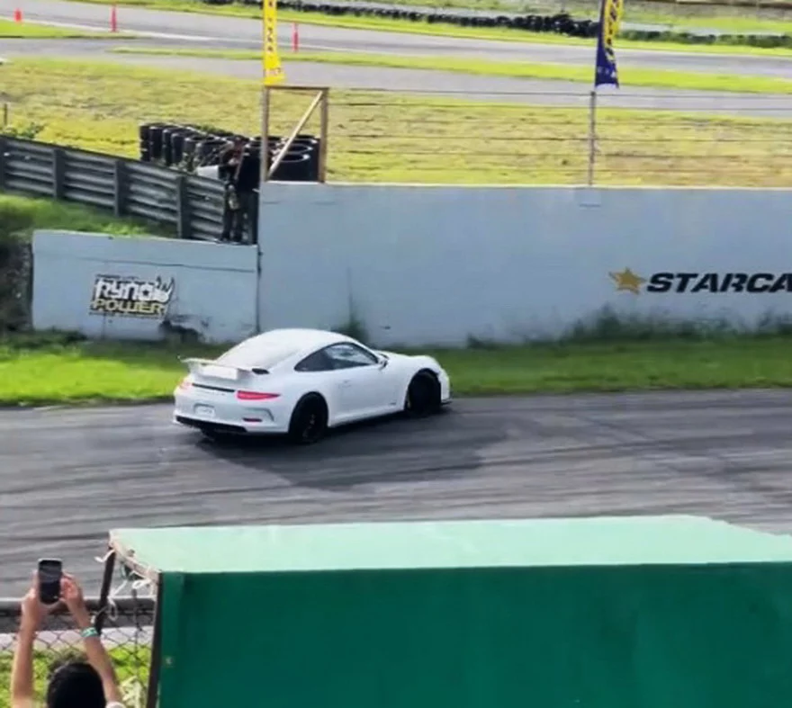 ¿Qué puede salir mal en una carrera entre un Porsche 911 y un Ford Mustang? Esto: 2 Motor16 El Porsche 911 GT3 se vio afectado luego de la carrera