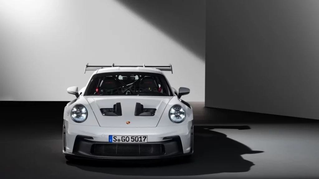 ¿Convertir un Porsche Cayenne en una minivan? Priscilla Chan, Mark Zuckerberg y West Coast Customs lo han hecho posible 2 Motor16 El lujoso Porsche 911 GT 3 que se compró el CEO de Meta