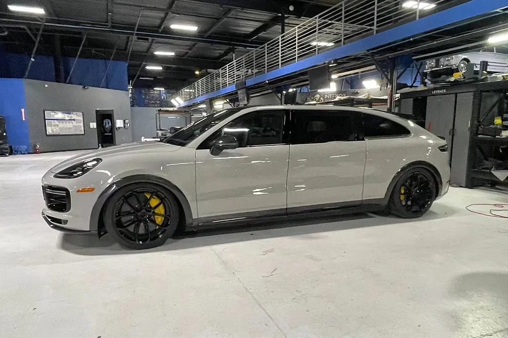 ¿Convertir un Porsche Cayenne en una minivan? Priscilla Chan, Mark Zuckerberg y West Coast Customs lo han hecho posible 1 Motor16 Los detalles del Porsche Cayenne que reversionó Mark Zuckerberg