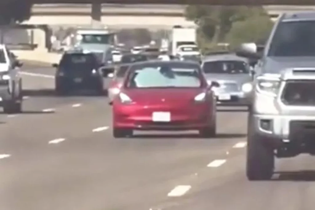 El conductor de un Tesla hizo una maniobra casi mortal para evitar el Sol en la carretera 1 Motor16 ¿La autonomía de Tesla puede controlar la situación?