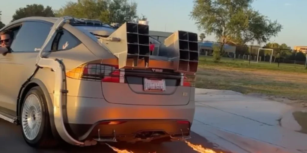 El Tesla preparado para viajar al futuro ¿Le gustará a Elon Musk? 2 Motor16 Qué opina Elon Musk del lanzamiento especial de Tesla