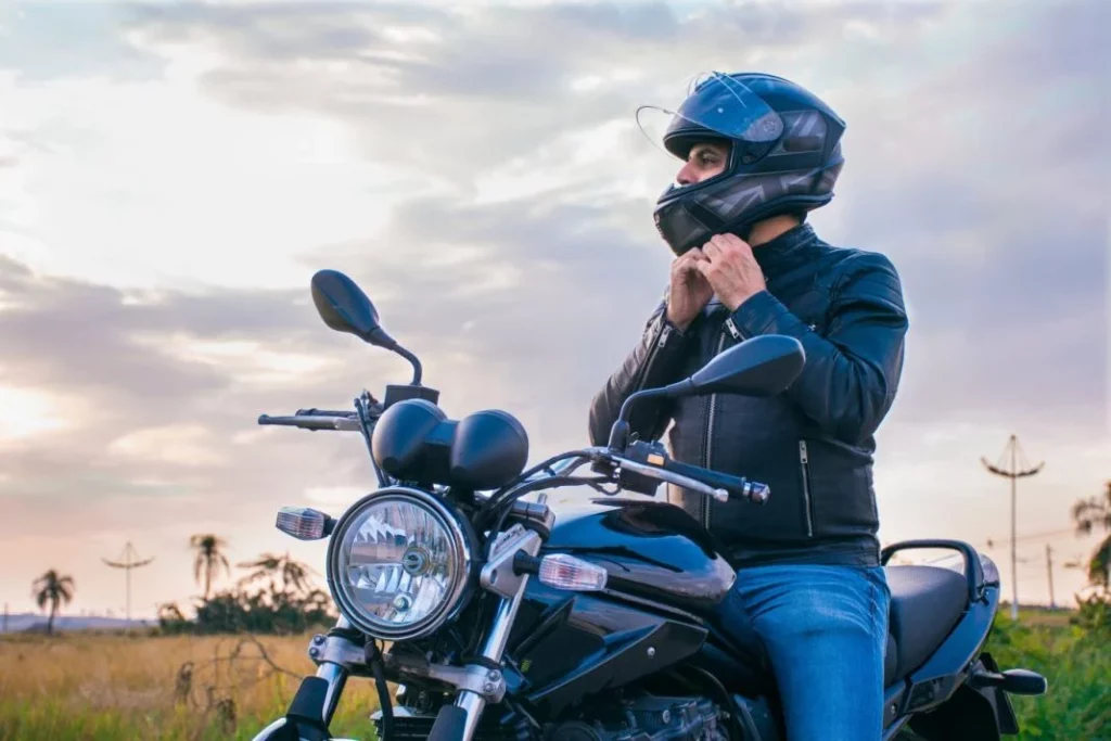 Aunque es una locura que puede acabar con tu vida, ir en moto sin casco es legal... con matices 175 Motor16 moto