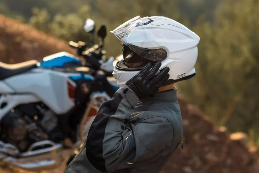 Aunque es una locura que puede acabar con tu vida, ir en moto sin casco es legal... con matices 178 Motor16 velocidad