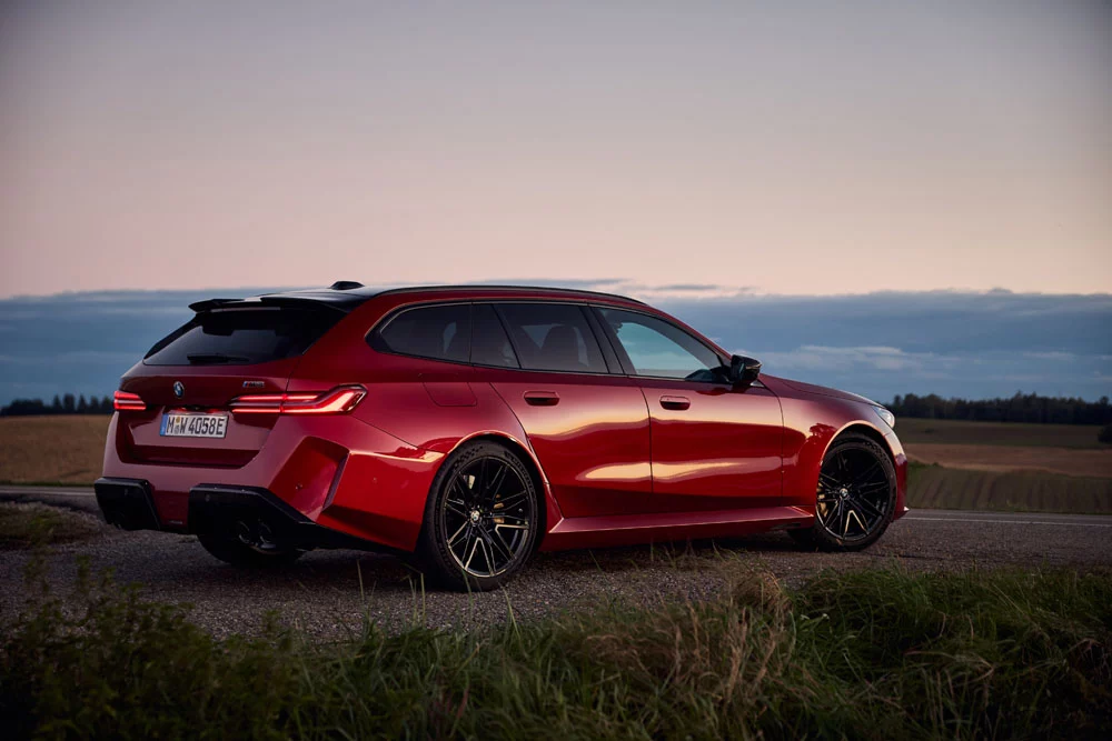El BMW M5 Touring tiene precio en España: 2.600 euros en favor de la practicidad 2 Motor16 2024 BMW M5 Touring. Imagen trasera.