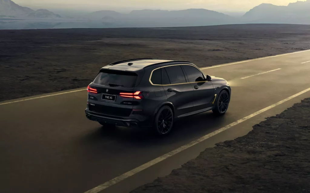 El BMW X5 más exclusivo se estira y se viste de oro 4 Motor16 2024 BMW X5 Dark Flame. Imagen trasera.