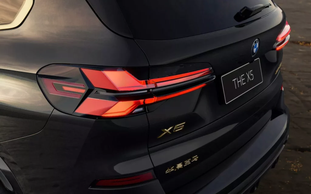 El BMW X5 más exclusivo se estira y se viste de oro 2 Motor16 2024 BMW X5 Dark Flame. Imagen detalle.