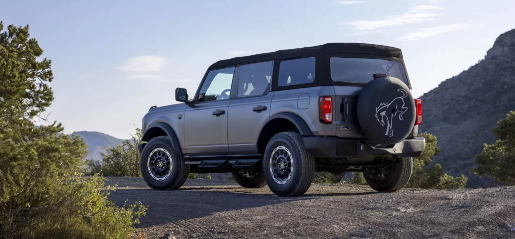 El Ford Bronco se pone en forma y rescata su versión 'low cost' 3 Motor16 2024 Ford Bronco. Imagen trasera.