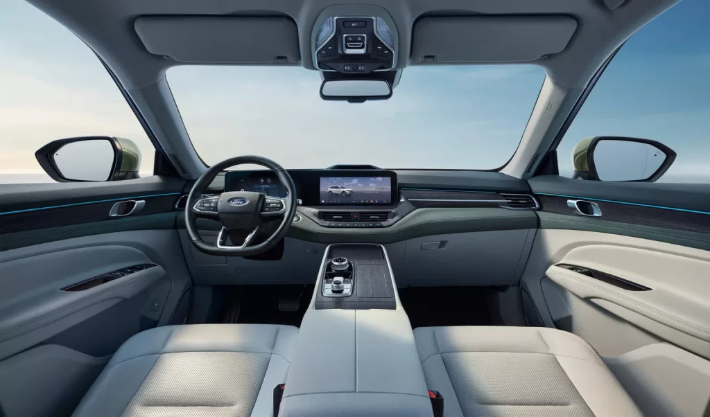 Ford Equator: El Kuga de siete plazas que se vende solo en China 3 Motor16 2024 Ford Equator. Imagen salpicadero.