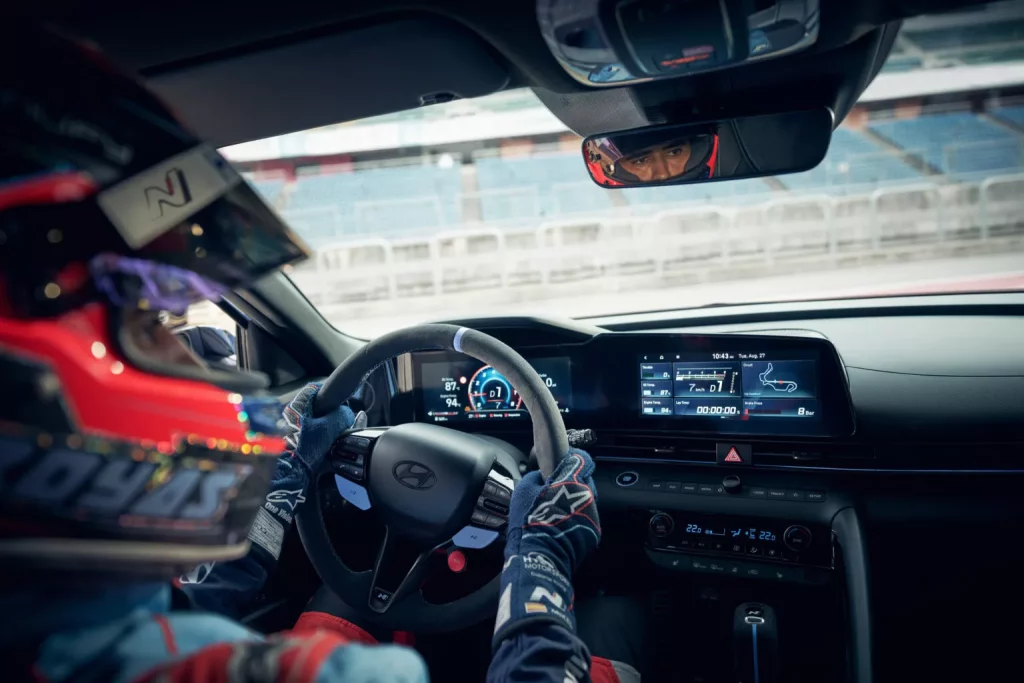 El Hyundai Elantra N que se ha forjado en los circuitos 2 Motor16 2024 Hyundai Elantra N TCR Edition. Imagen interior.