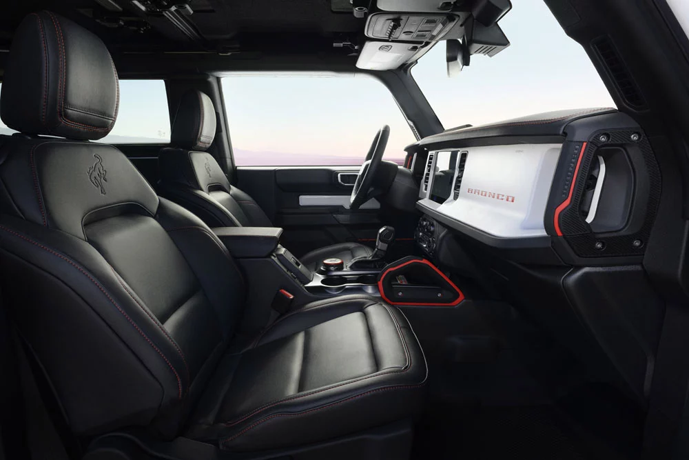 El Ford Bronco se pone en forma y rescata su versión 'low cost' 2 Motor16 2024 Ford Bronco. Imagen interior.