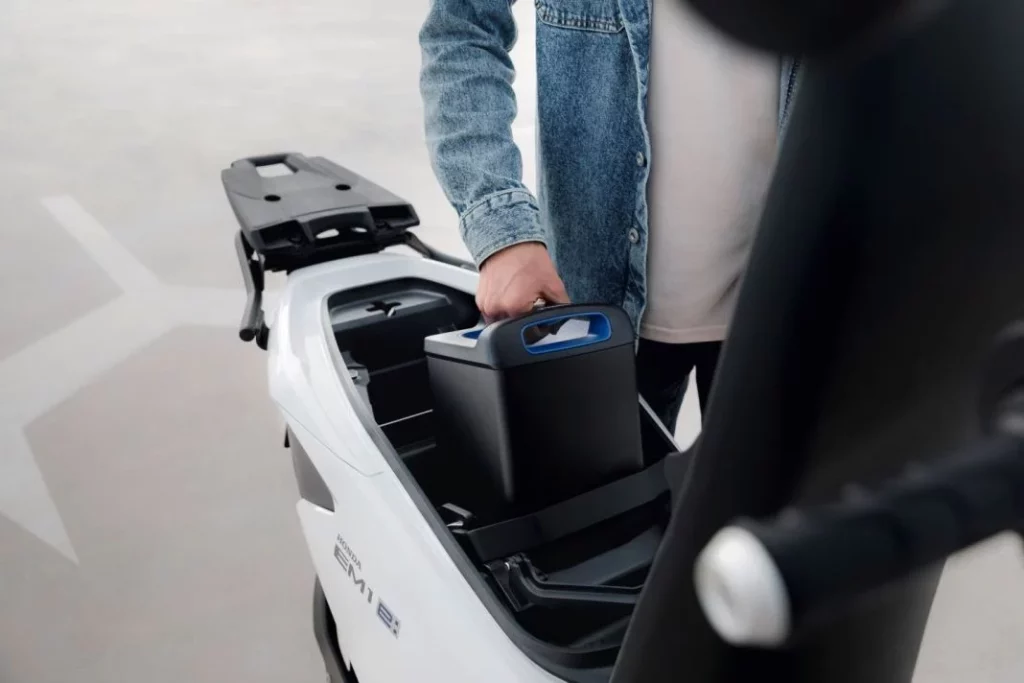 506455 Honda to Begin European Verification Test of Battery Sharing Service with Motor16