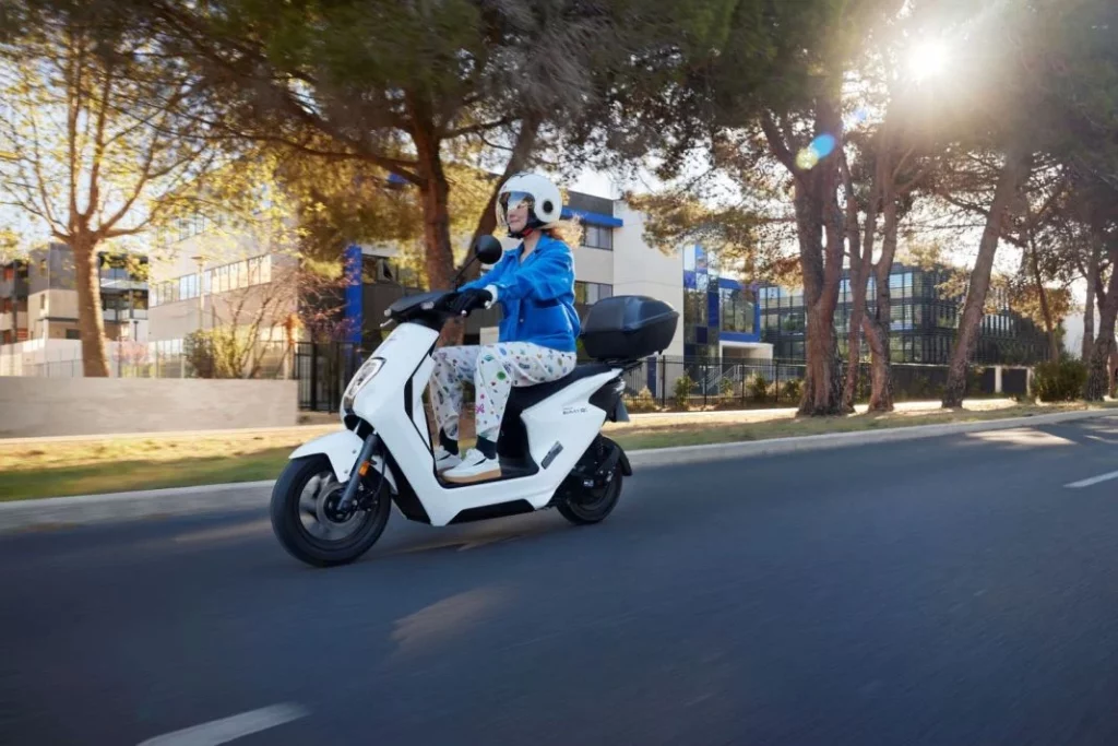 506456 Honda to Begin European Verification Test of Battery Sharing Service with Motor16