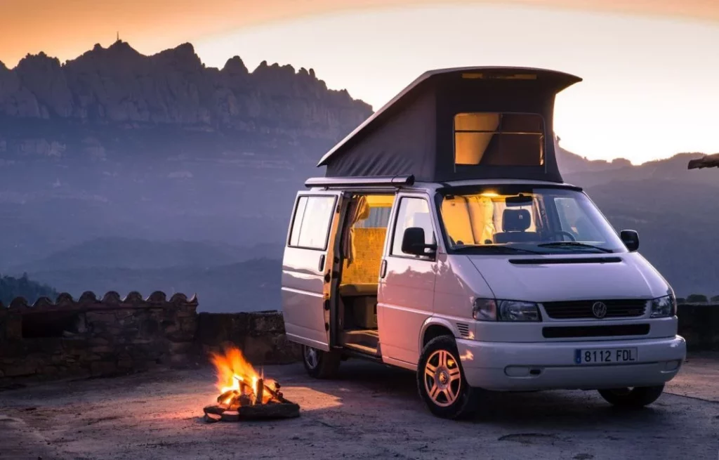 Las nuevas multas y restricciones que acorralan a las autocaravanas y furgonetas camper 1 Motor16 Furgoneta camper. Autocaravana. California.