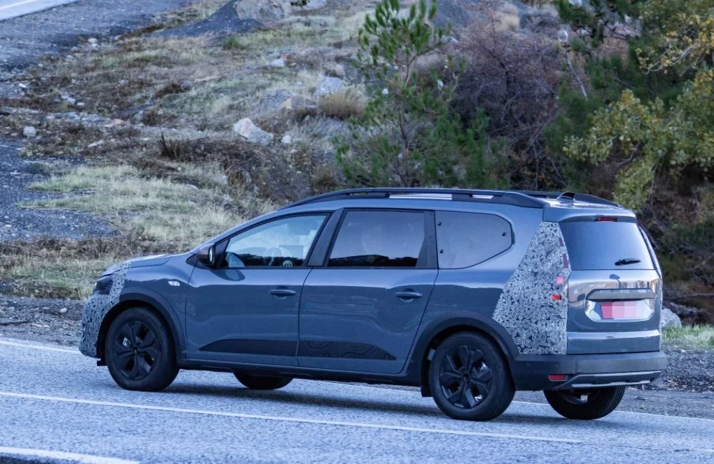 El Dacia Jogger 2025 ya rueda por carreteras españolas 14 Motor16 Dacia Jogger 2025 12 Motor16
