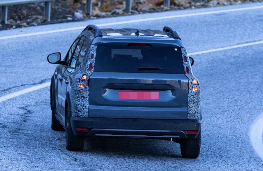 El Dacia Jogger 2025 ya rueda por carreteras españolas 19 Motor16 Dacia Jogger 2025 17 Motor16
