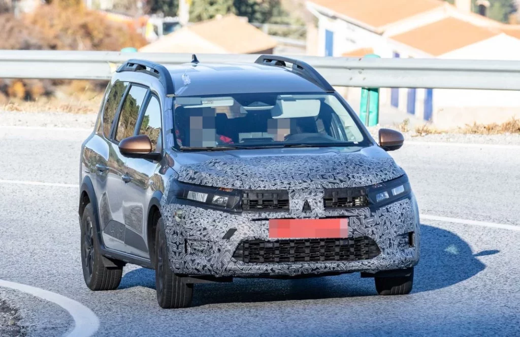 El Dacia Jogger 2025 ya rueda por carreteras españolas 4 Motor16 Dacia Jogger 2025 2 Motor16