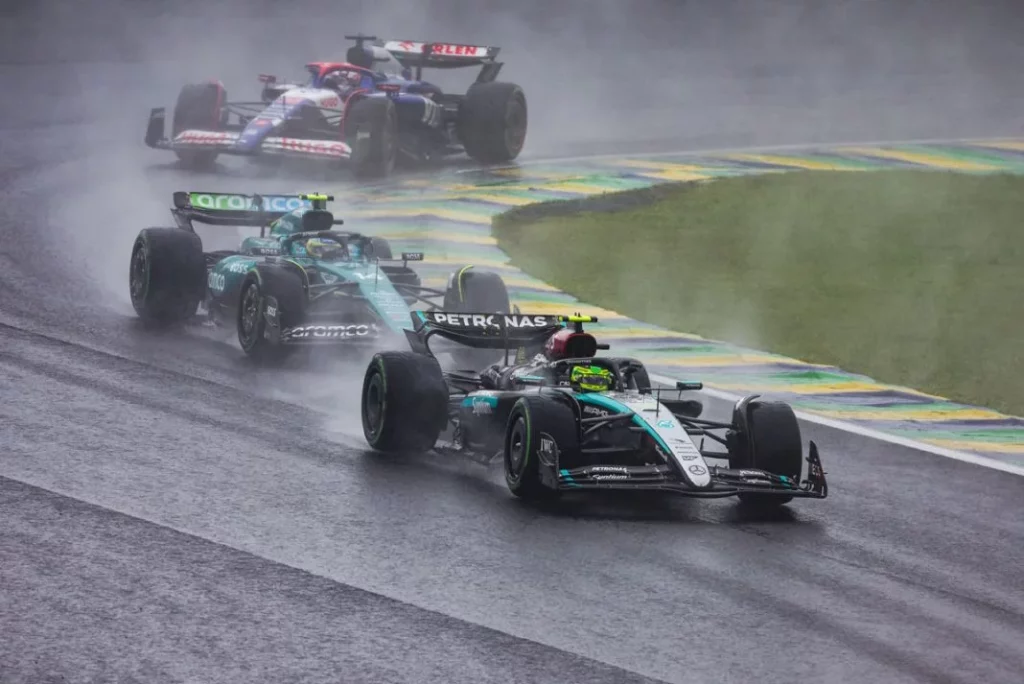 El golpe final de Max Verstappen al Mundial en una exhibición bajo la lluvia 5 Motor16 EuropaPress 6320308 44 hamilton lewis gbr mercedes amg f1 team w15 14 alonso fernando spa aston Motor16
