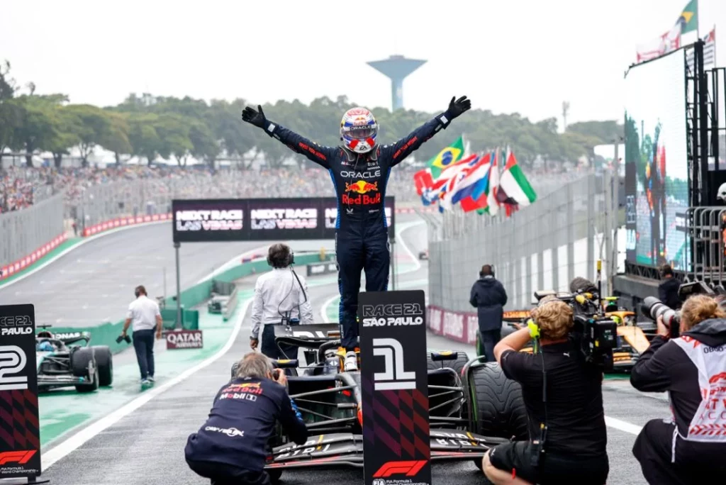 El golpe final de Max Verstappen al Mundial en una exhibición bajo la lluvia 9 Motor16 EuropaPress 6320396 verstappen max ned red bull racing rb20 portrait celebration victory during Motor16