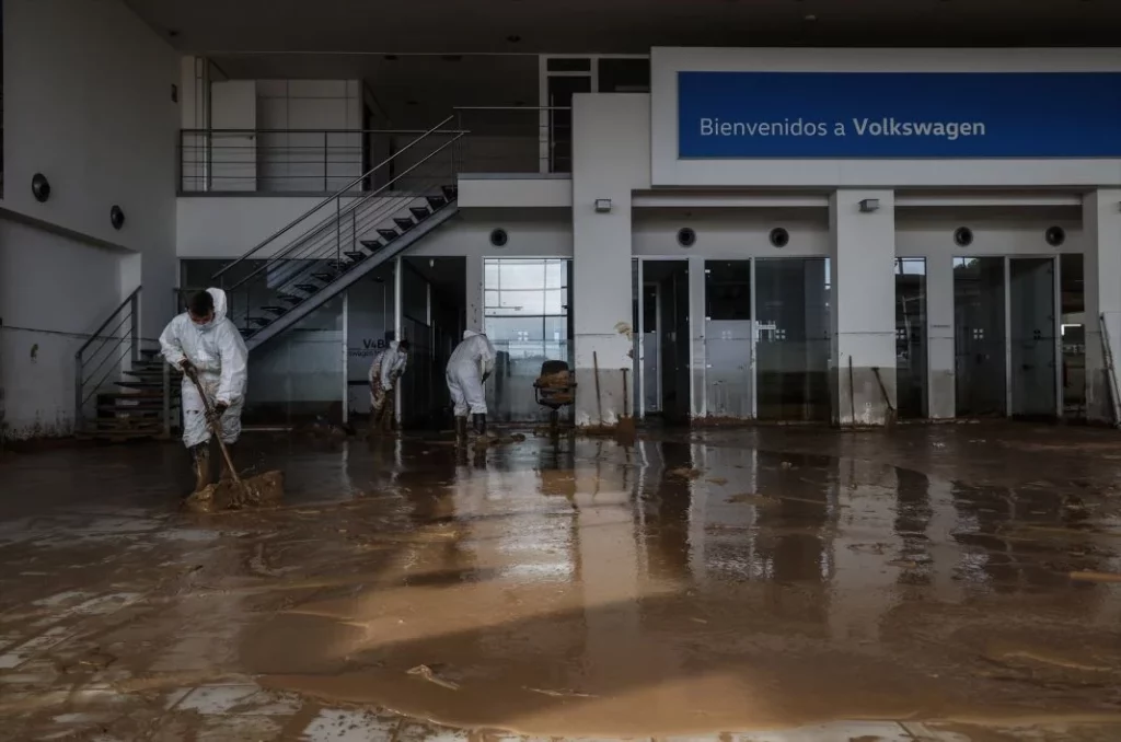 Feria del Automóvil de Valencia, un evento marcado por la tragedia de la DANA 3 Motor16 EuropaPress 6329505 personas limpian concesionario vw poligono alcedo paso dana noviembre Motor16