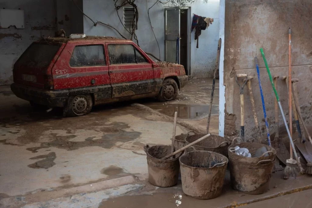Así ha simplificado la DGT los trámites del coche para los afectados por la DANA 1 Motor16 EuropaPress 6332945 coche manchado barro efectos dana 10 noviembre 2024 catarroja valencia Motor16