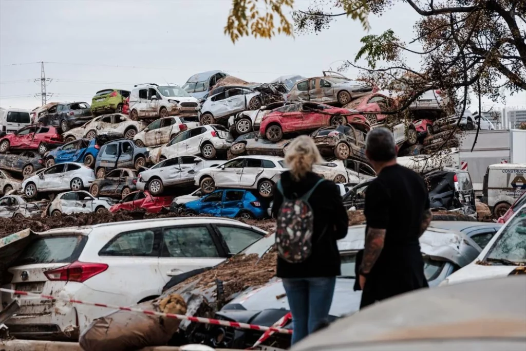 DANA: la compañía que regala 150 euros en repostajes a los afectados 2 Motor16 EuropaPress 6344763 coches amontonados zona afectada dana 16 noviembre 2024 sedavi valencia Motor16