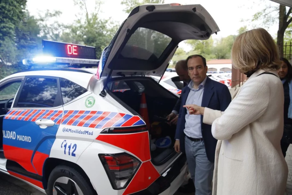 Los coches eléctricos que conducen los agentes de movilidad de Madrid 3 Motor16 HYUNDAI KONA AGENTES MOVILIDAD MADRID2 Motor16