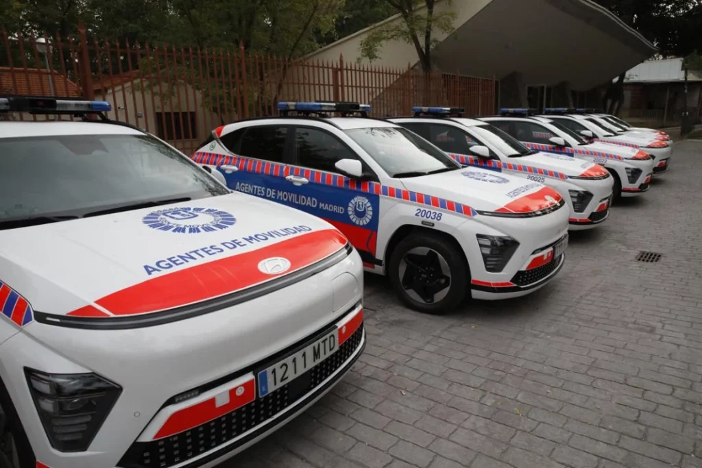 Los coches eléctricos que conducen los agentes de movilidad de Madrid 2 Motor16 HYUNDAI KONA AGENTES MOVILIDAD MADRID7 Motor16