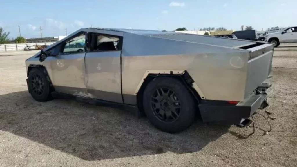 Un Tesla Cybertruck que se convirtió en viral en redes sociales te busca por 20.000 euros 1 Motor16 El estado actual del Tesla Cybertruck