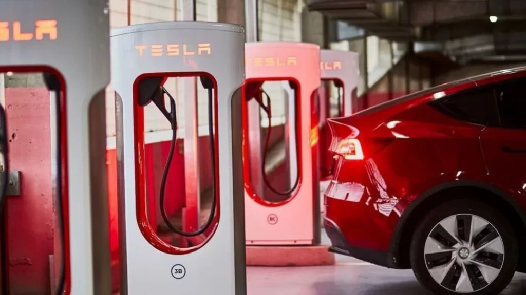 Solamente cargó su Tesla con los supercargadores y el resultado lo sorprendió