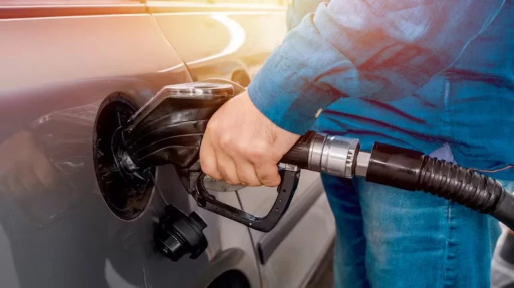 Llenar el tanque de combustible a tope, ¿es bueno o malo?